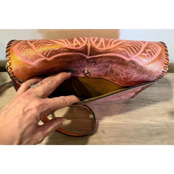 NWOT Patricia Nash 100% Leather Metallic Embossed Detailing Crossbody Purse - Picture 6 of 15